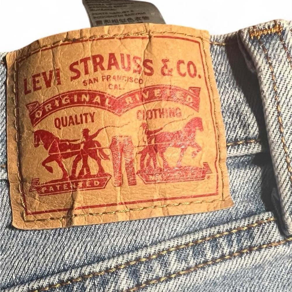 Levi's Women’s Light Wash Wedgie Straight Jeans - Picture 3 of 8